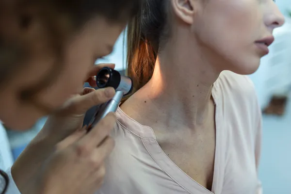 DERMATOLOGIA E VENEREOLOGIA