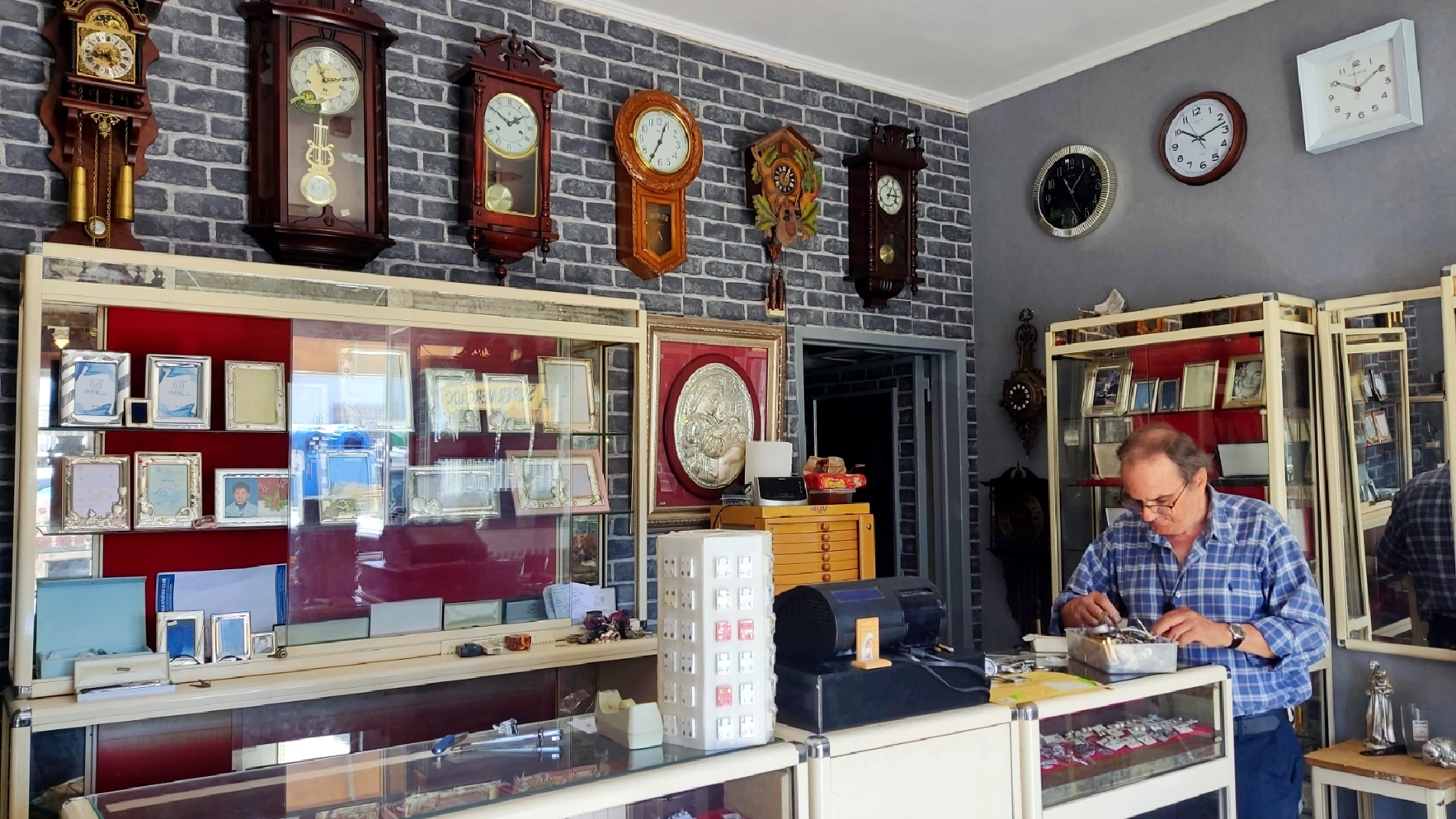 Relógios de parede na Ourivesaria da Charneca de Caparica, Almada