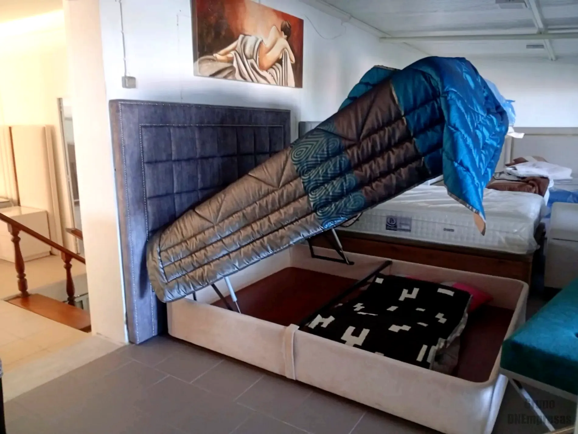 cama com estrado elevatório funcional, ideal para maximizar o armazenamento no quarto.