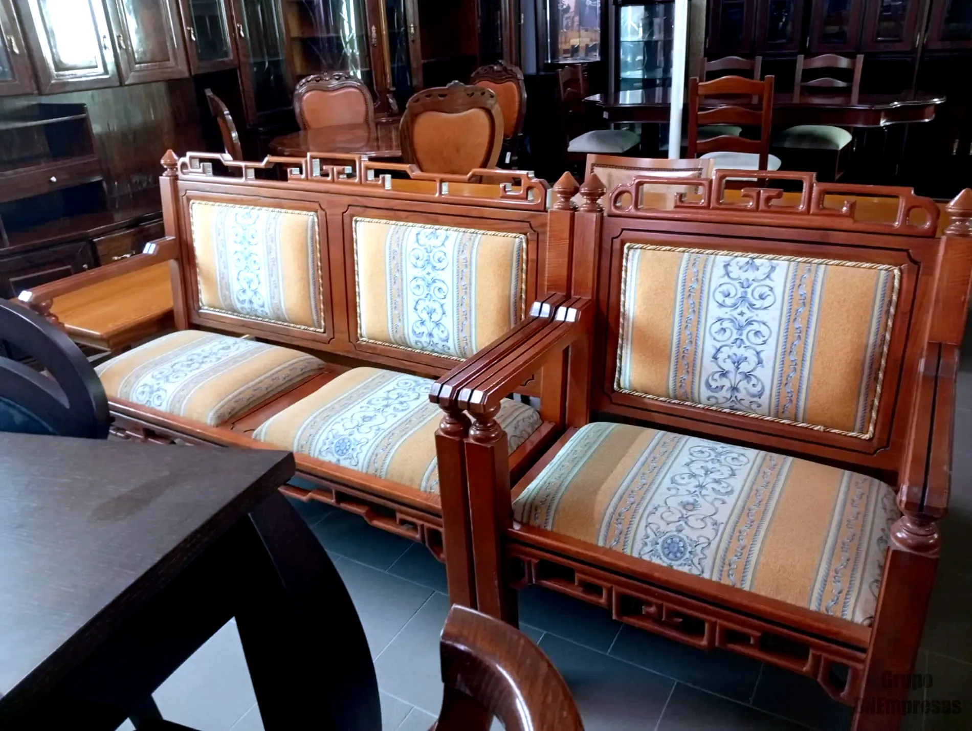 Movelmoda | DNEmpresas sofás de madeira com estilo oriental, com almofadas estofadas com um padrão decorativo