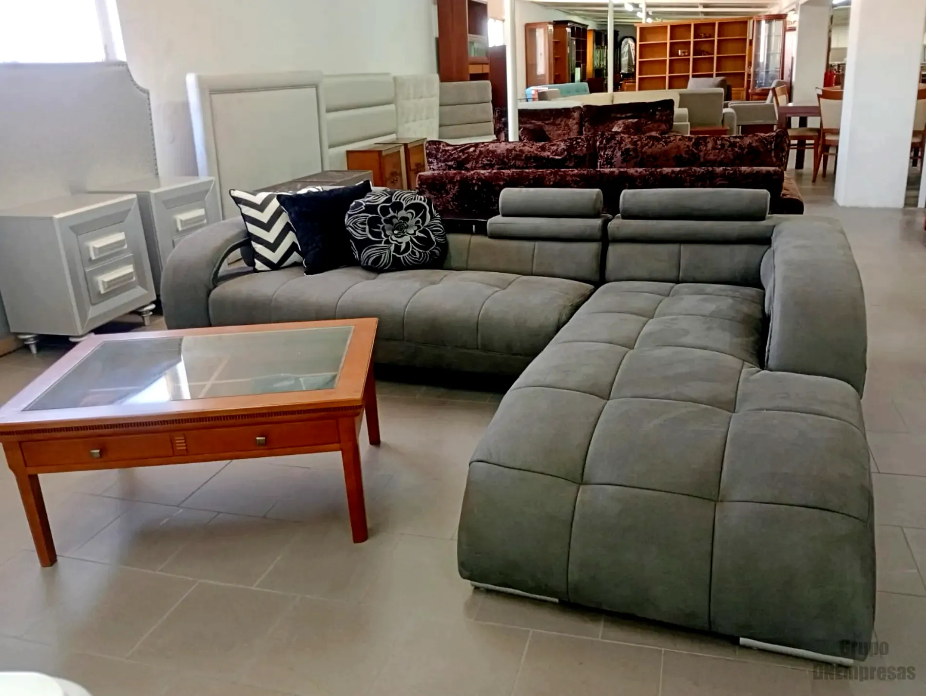 Movelmoda | DNEmpresas Movelmoda Sofá moderno com mesa de centro.