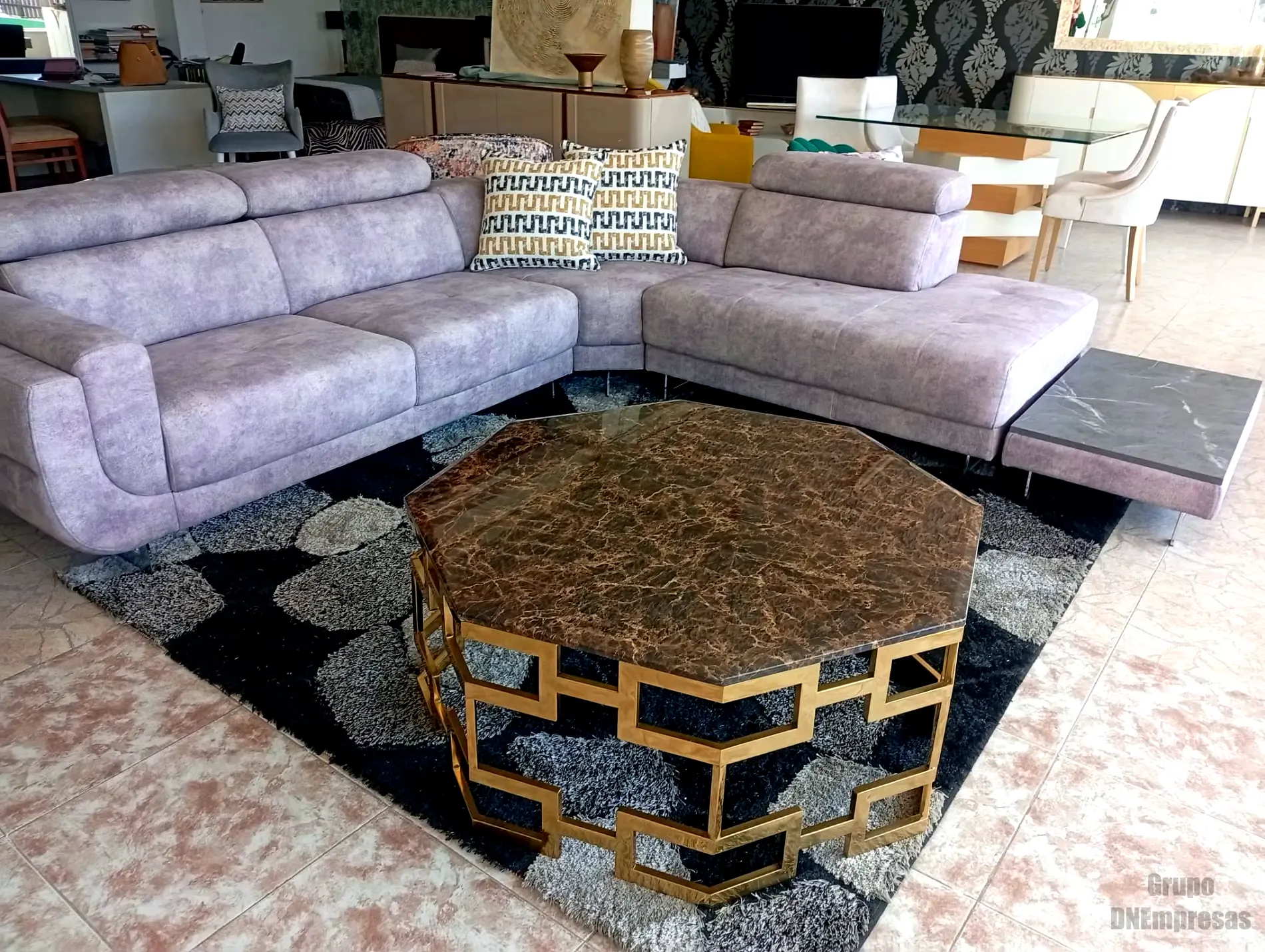 Movelmoda | DNEmpresas Movelmoda Sofá moderno com mesa octogonal.