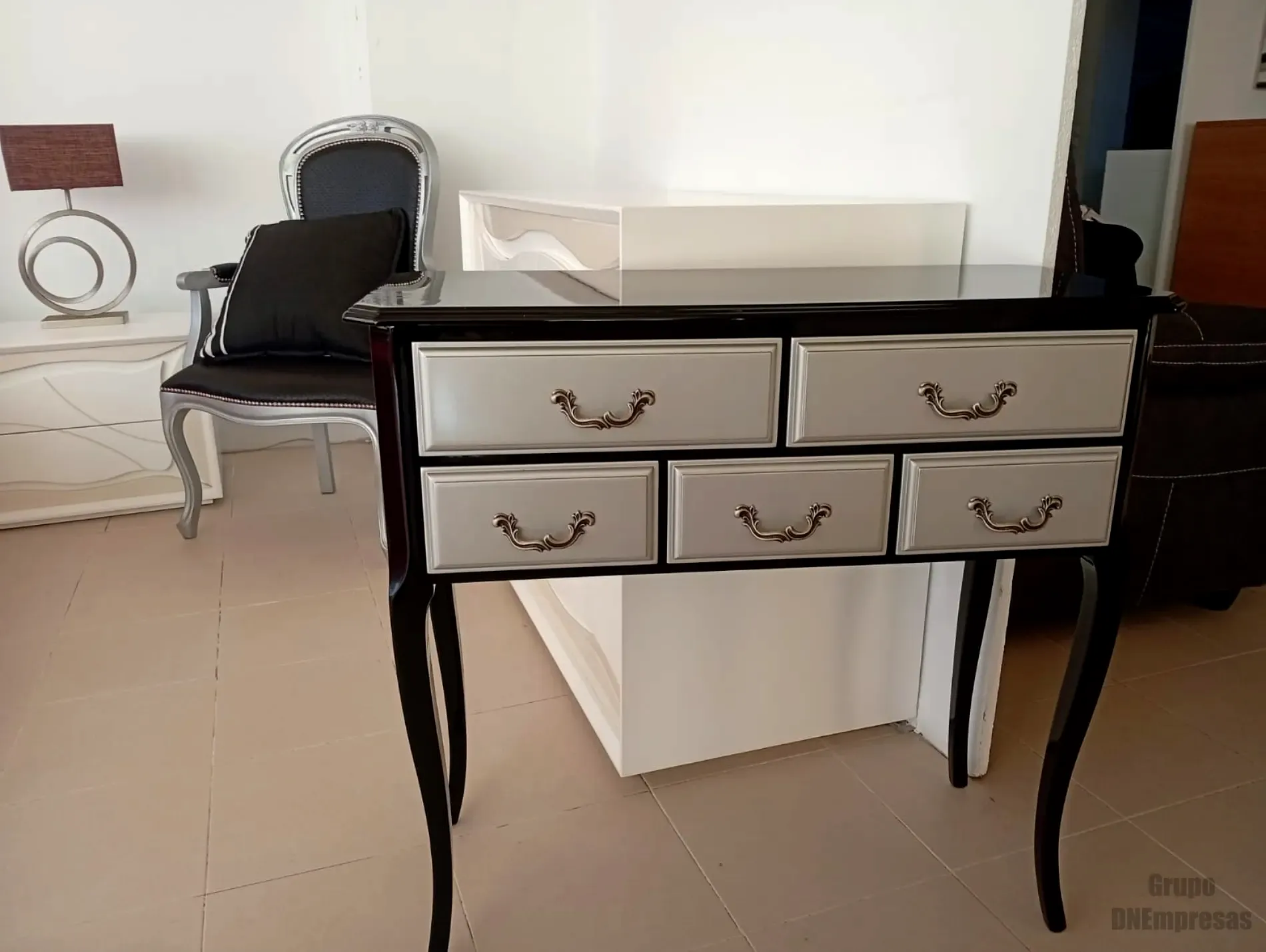 Movelmoda | DNEmpresas mesa de consola, com gavetas e design clássico com acabamento laqueado em preto e branco
