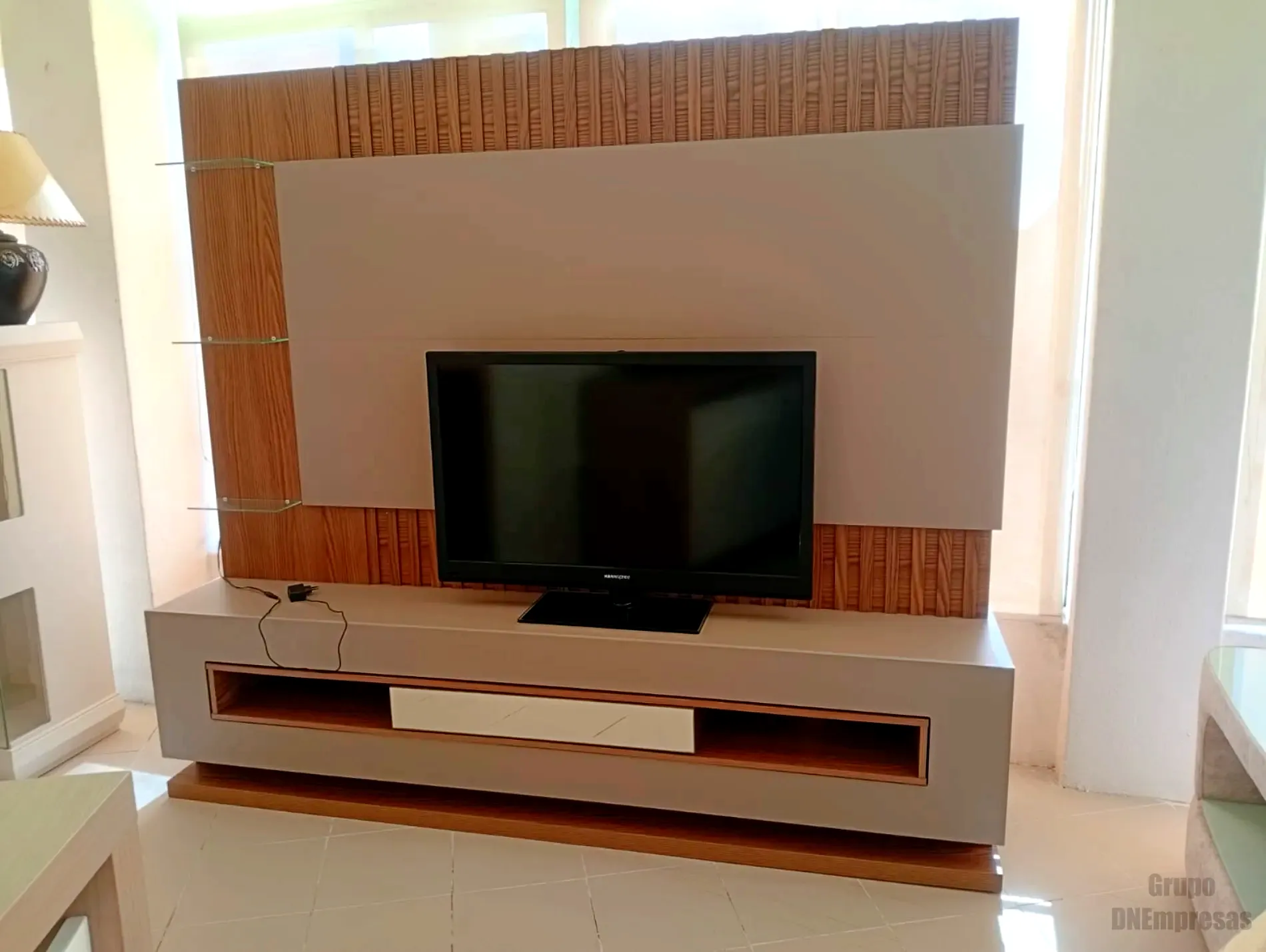 Movelmoda | DNEmpresas Movelmoda móvel de tv com painel e prateleiras de vidro